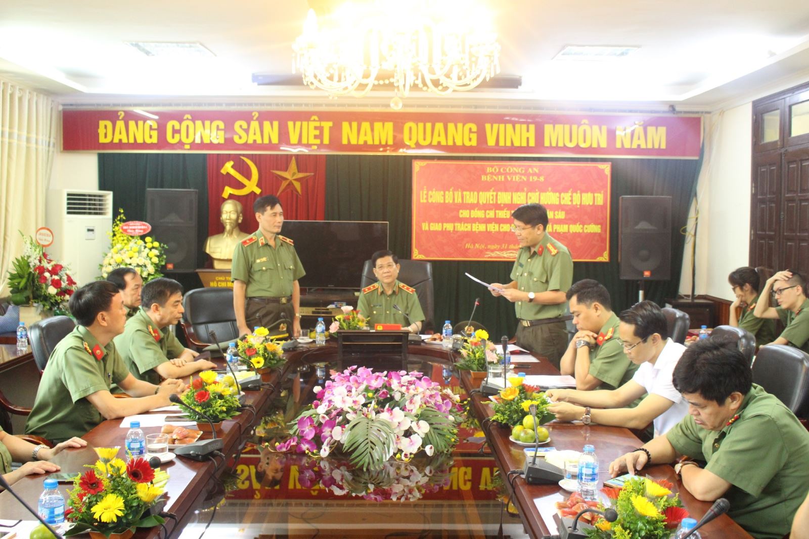 Đồng chí Thiếu tướng, PGS-TS Trần Văn Sáu, Bí thư Đảng uỷ, Giám đốc Bệnh viện 19-8 nhận quyết định nghỉ hưu