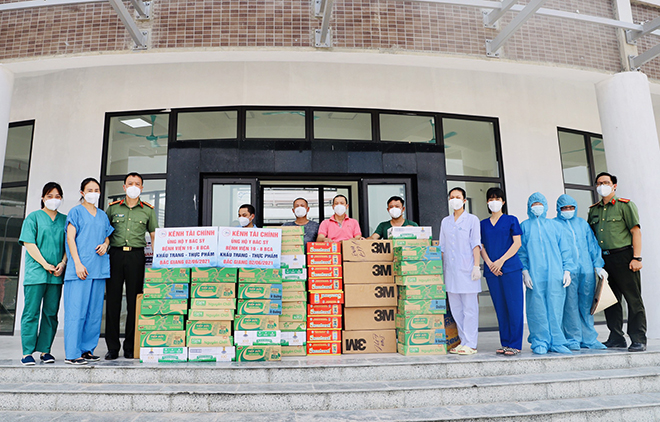 Tiếp nhận ủng hộ các y, bác sĩ CAND tại Bệnh viện Dã chiến số 2 Bắc Giang chống dịch