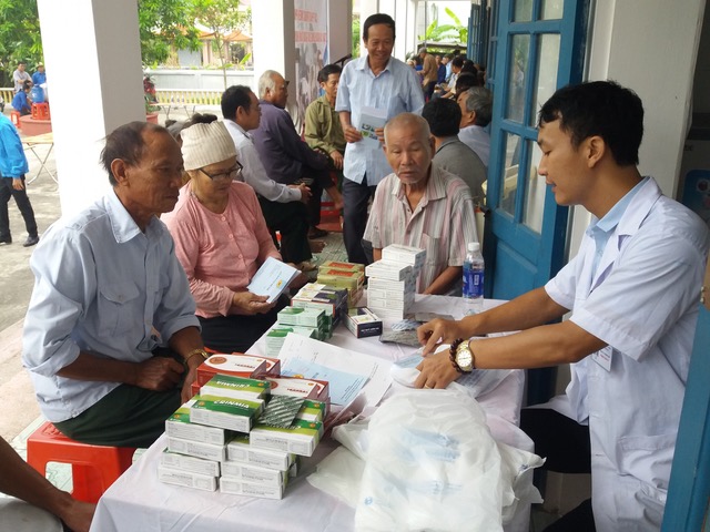 Bệnh viện 19-8 khám bệnh, cấp phát thuốc miễn phí tại Nam Định