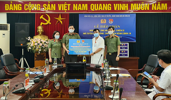 Đoàn Thanh niên Bộ Công an trao quà ủng hộ Bệnh viện Dã chiến số 2 Bắc Giang