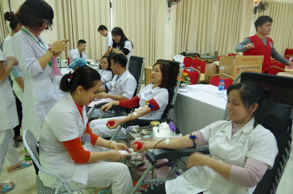 Bác sĩ và điều dưỡng Bệnh viện 19-8 hiến máu cho người bệnh