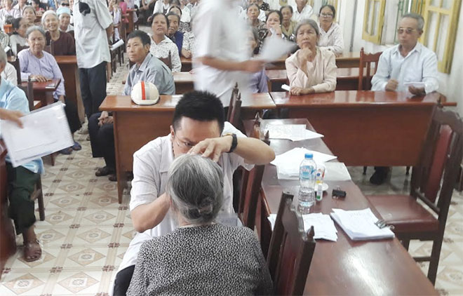 Các y bác sỹ Bệnh viện 19-8 Bộ Công an mổ mắt miễn phí cho nhân dân huyện Kim Sơn