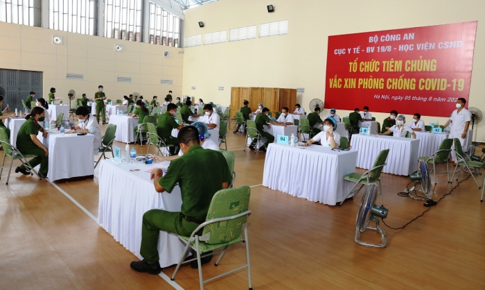 Thứ trưởng Nguyễn Văn Sơn kiểm tra công tác tại các điểm tiêm vắc-xin phòng, chống Covid-19 cho cán bộ, chiến sỹ khối cơ quan Bộ
