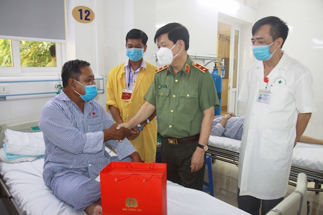 Thứ trưởng Nguyễn Văn Sơn biểu dương các bác sĩ Khoa Nội tim mạch Bệnh viện 19-8