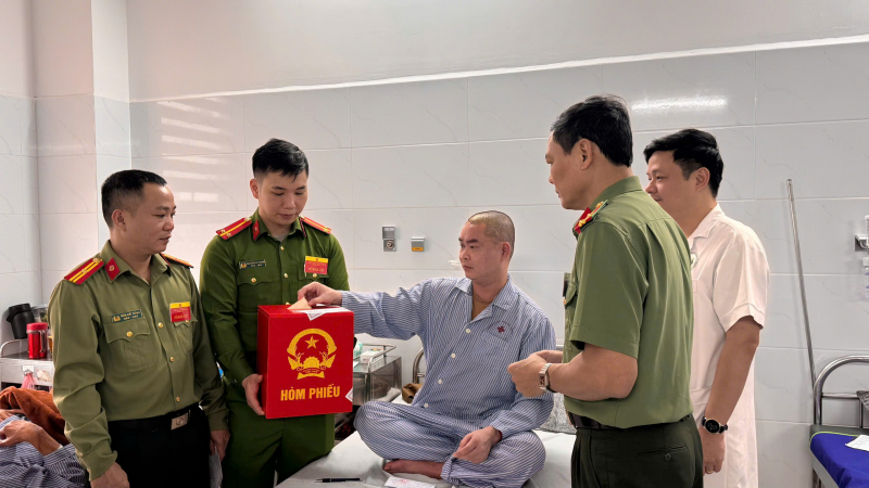 Những lá phiếu đặc biệt nơi giường bệnh