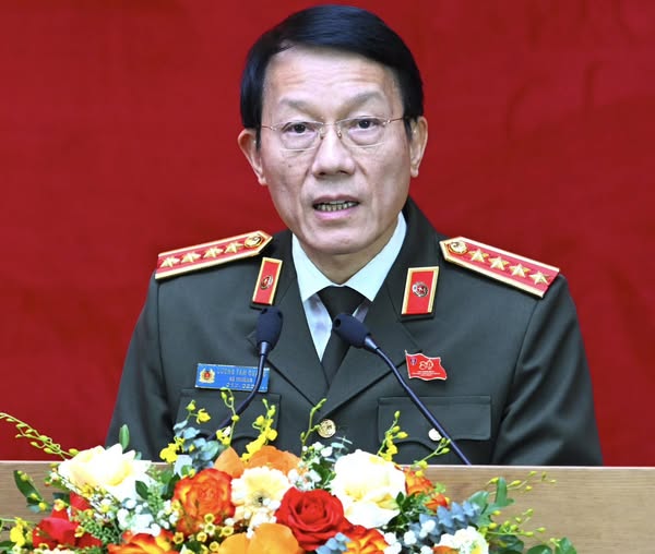 LỰC LƯỢNG CÔNG AN NHÂN DÂN GƯƠNG MẪU, ĐI ĐẦU THỰC HIỆN NGHỊ QUYẾT ĐẠI HỘI XIV CỦA ĐẢNG, PHẤN ĐẤU TẠO RA NHỮNG DẤU ẤN MỚI VÌ ĐẢNG, VÌ DÂN