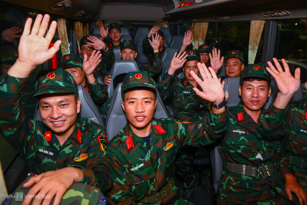 Đoàn cứu hộ Việt Nam trở về từ Myanmar