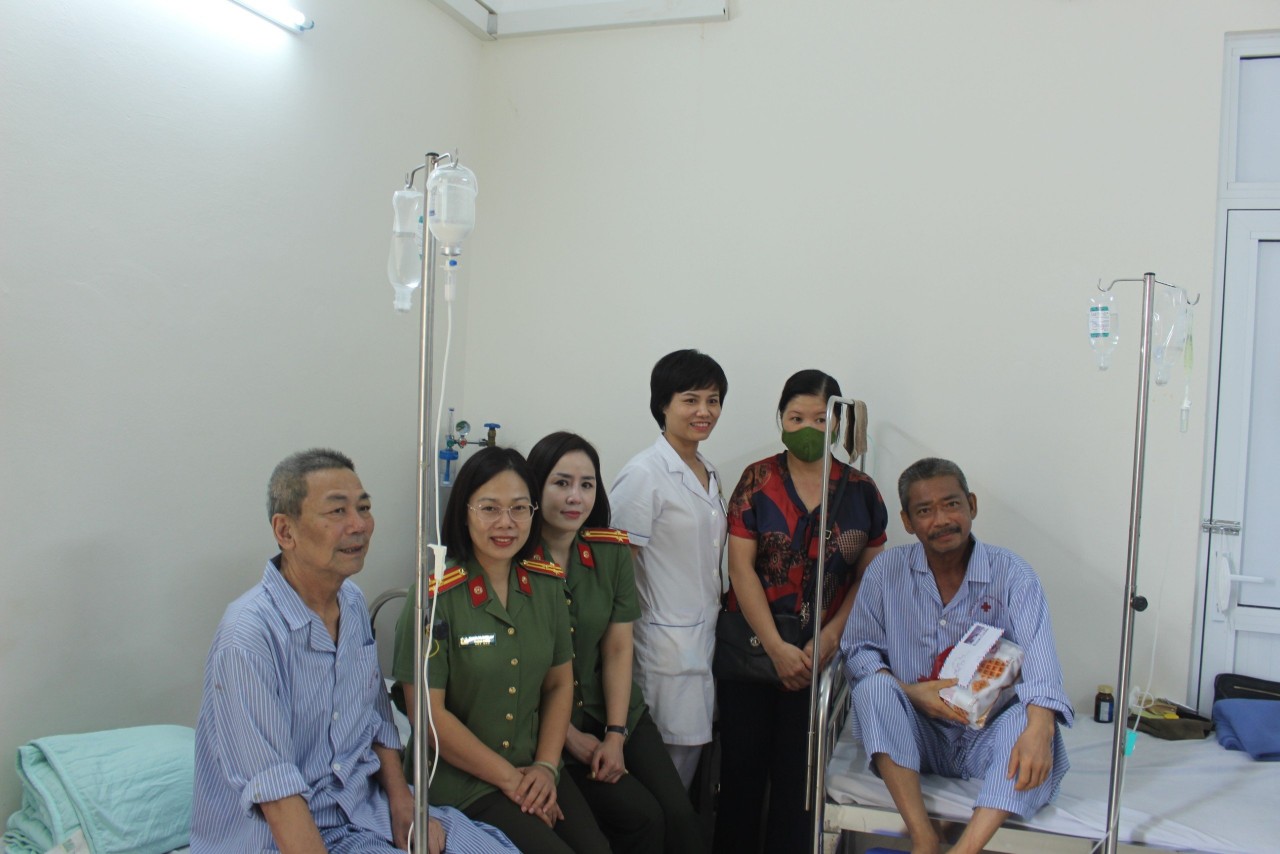 Nhóm thiện nguyện của chị Thảo phối hợp Phòng Chính trị thăm hỏi và tặng quà 13 đồng chí cán bộ Công an đang điều trị tại Trung tâm Ung bướu