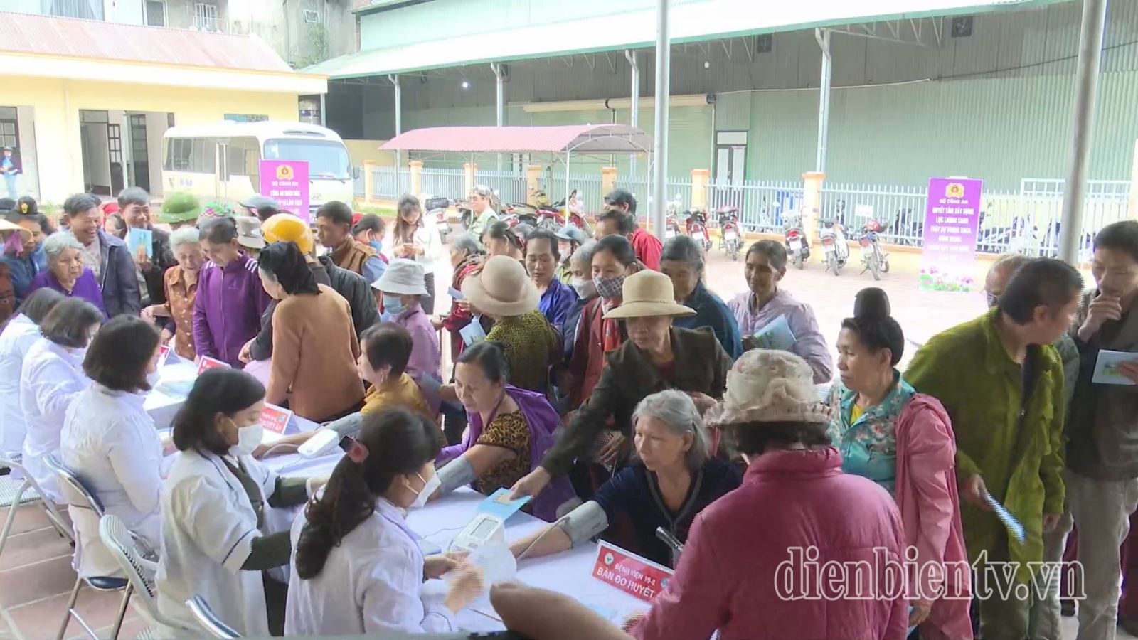 Khám bệnh, cấp phát thuốc cho 350 người dân thị trấn Mường Chà