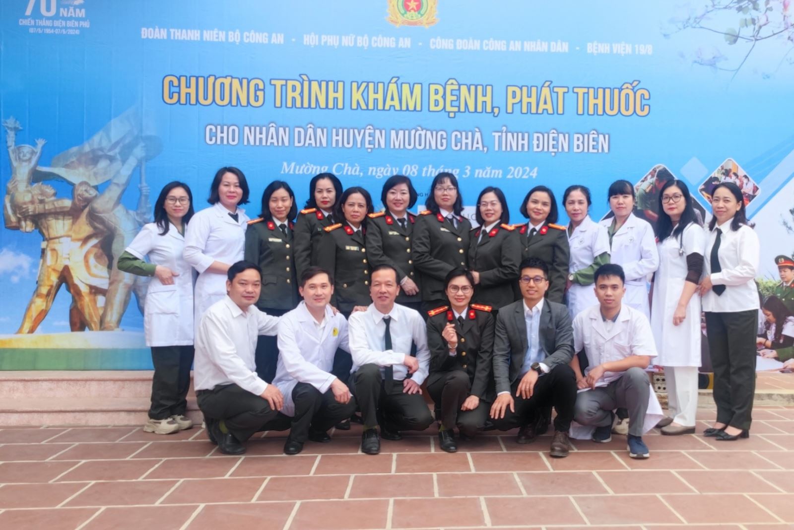 Ban Thanh niên, Ban Phụ nữ, Ban Công đoàn CAND phối hợp Bệnh viện 19-8 tổ chức chương trình khám bệnh, phát thuốc tại huyện Mường Chà, tỉnh Điện Biên