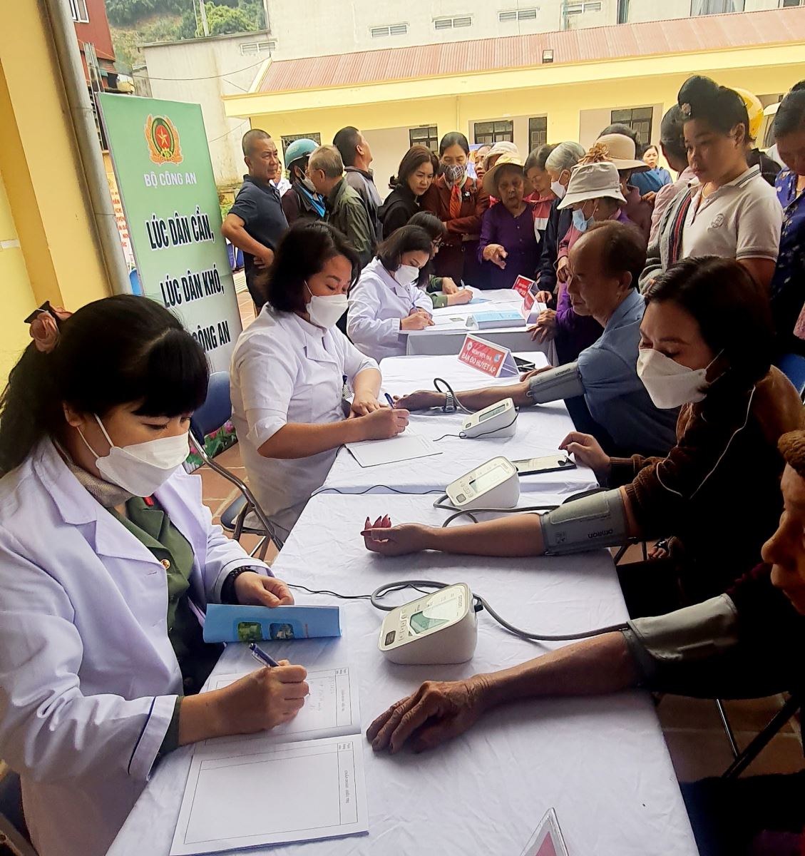 Khám chữa bệnh, cấp phát thuốc miễn phí cho bà con nhân dân huyện Mường Chà, Điện Biên
