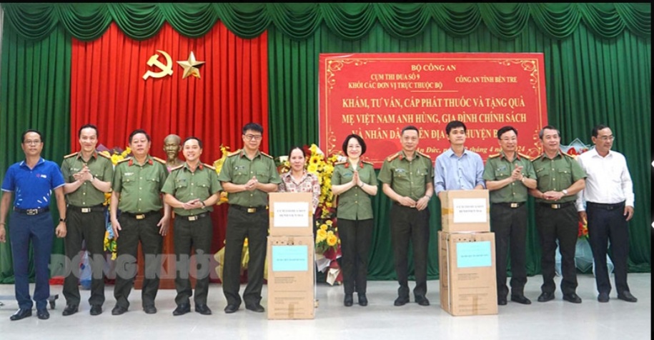 Bệnh viện 19-8 phối hợp cùng Cụm thi đua số 9 tổ chức khám bệnh, thăm hỏi và tặng quà các gia đình chính sách thuộc huyện Ba Tri, tỉnh Bến Tre.