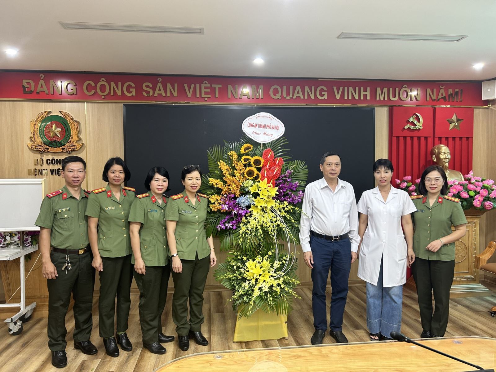 Công an thành phố Hà Nội đến thăm và chúc mừng Bệnh viện 19-8, Bộ Công an nhân kỷ niệm 77 năm Ngày truyền thống lực lượng Y tế CAND