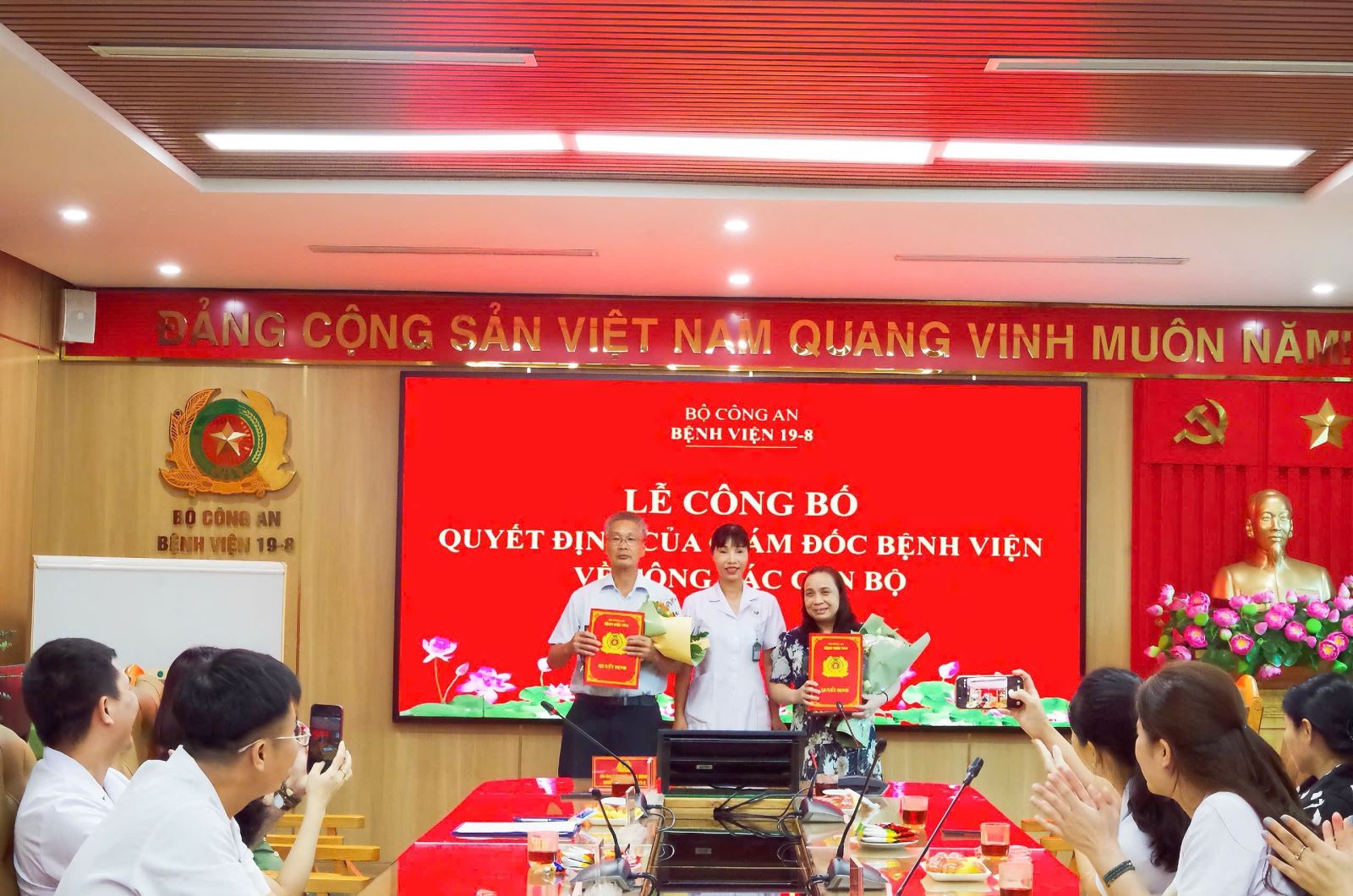 BỆNH VIỆN 19-8 TỔ CHỨC LỄ CÔNG BỐ VÀ TRAO QUYẾT ĐỊNH NGHỈ HƯU ĐỐI VỚI HAI CÁN BỘ